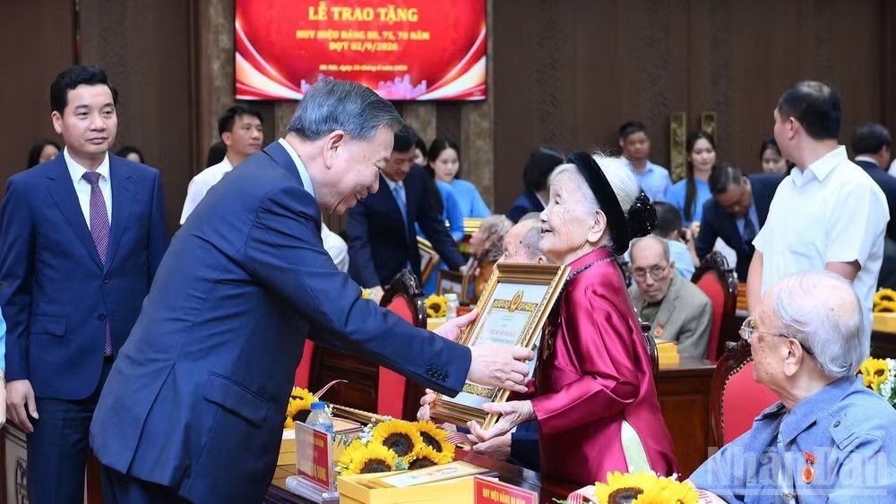 Tổng B&iacute; thư, Chủ tịch nước T&ocirc; L&acirc;m trao Huy hiệu Đảng tặng đảng vi&ecirc;n l&atilde;o th&agrave;nh thuộc Đảng bộ Th&agrave;nh phố H&agrave; Nội. (Ảnh: ĐĂNG KHOA)