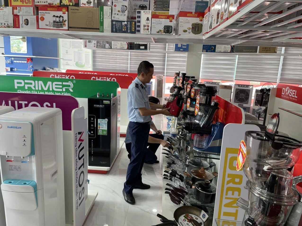 Lực lượng Quản lý thị trường tỉnh Sơn La kiểm tra hàng hóa tại cơ sở kinh doanh trên địa bàn Lực lượng Quản lý thị trường tỉnh Sơn La kiểm tra hàng hóa tại cơ sở kinh doanh trên địa bàn