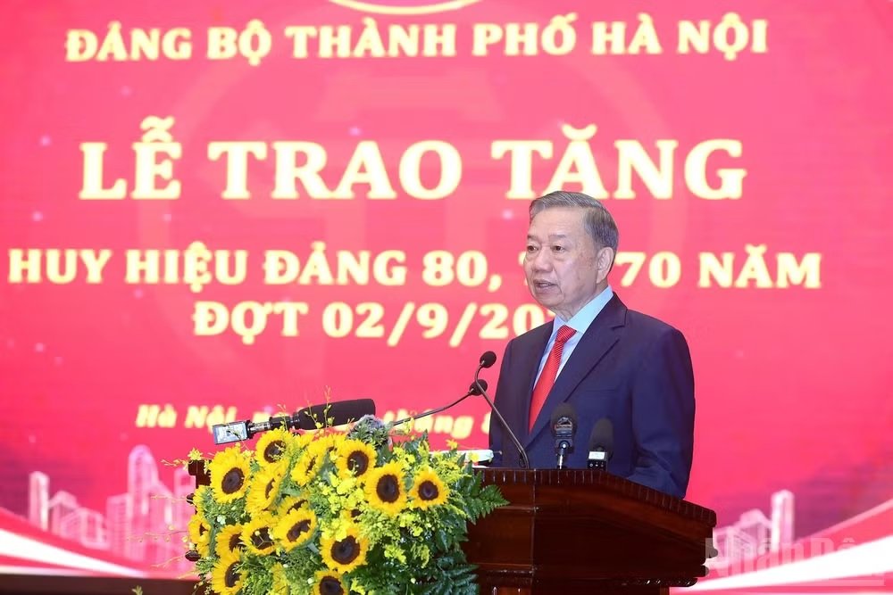Tổng B&iacute; thư, Chủ tịch nước T&ocirc; L&acirc;m ph&aacute;t biểu tại Lễ trao tặng Huy hiệu Đảng. (Ảnh: ĐĂNG KHOA)