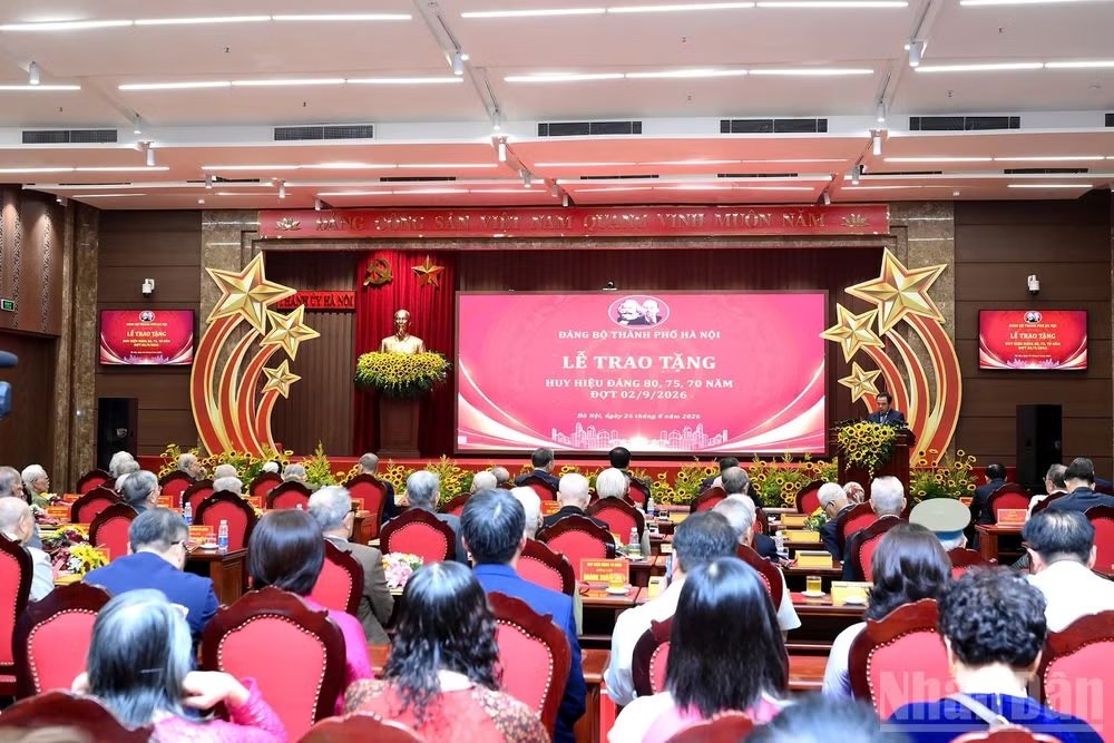 Lễ trao Huy hiệu Đảng 80 năm, 75 năm v&agrave; 70 năm tặng c&aacute;c đồng ch&iacute; đảng vi&ecirc;n l&atilde;o th&agrave;nh. (Ảnh: ĐĂNG KHOA)