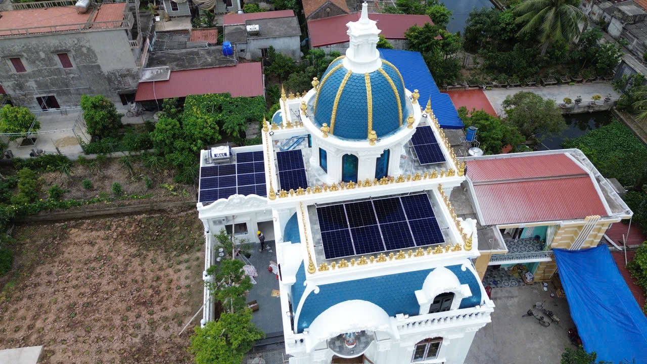 Hệ thống điện mặt trời mái nhà được lắp đặt tại một công trình, góp phần khai thác nguồn năng lượng sạch, tiết kiệm điện năng. Hệ thống điện mặt trời mái nhà được lắp đặt tại một công trình, góp phần khai thác nguồn năng lượng sạch, tiết kiệm điện năng.