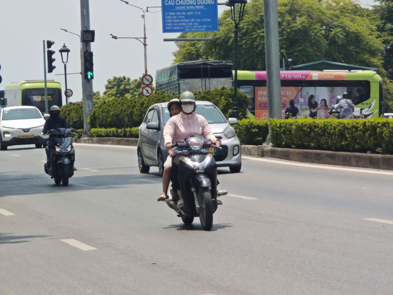 Thời tiết ng&agrave;y 26/8 c&oacute; sự ph&acirc;n h&oacute;a r&otilde; rệt: Bắc Bộ tiếp tục mưa d&ocirc;ng, trong khi Trung Bộ xuất hiện nắng n&oacute;ng, c&oacute; nơi gay gắt; Nam Bộ v&agrave; Cao nguy&ecirc;n Trung Bộ c&oacute; mưa d&ocirc;ng v&agrave;o chiều tối.