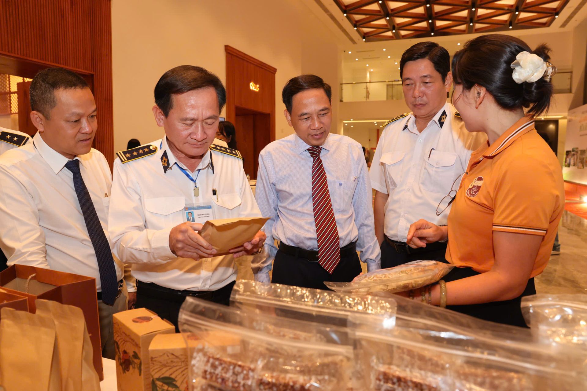 B&ecirc;n lề tọa đ&agrave;m, c&aacute;c đại biểu tranh thủ trao đổi, chia sẻ th&ecirc;m những c&acirc;u chuyện thực tế về an to&agrave;n thực phẩm.