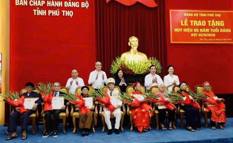 Chủ tịch Ủy ban Trung ương Mặt trận Tổ quốc Việt Nam Bùi Thị Minh Hoài cùng lãnh đạo tỉnh Phú Thọ chúc mừng các Đảng viên lão thành. Ảnh: Đ.V Chủ tịch Ủy ban Trung ương Mặt trận Tổ quốc Việt Nam Bùi Thị Minh Hoài cùng lãnh đạo tỉnh Phú Thọ chúc mừng các Đảng viên lão thành. Ảnh: Đ.V
