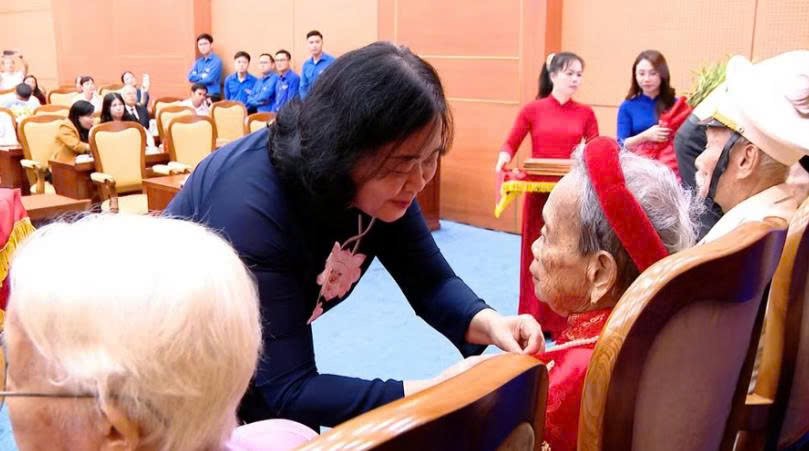 Chủ tịch Ủy ban Trung ương Mặt trận Tổ quốc Việt Nam Bùi Thị Minh Hoài gắn Huy hiệu 80 năm tuổi Đảng cho Đảng viên lão thành. Chủ tịch Ủy ban Trung ương Mặt trận Tổ quốc Việt Nam Bùi Thị Minh Hoài gắn Huy hiệu 80 năm tuổi Đảng cho Đảng viên lão thành.