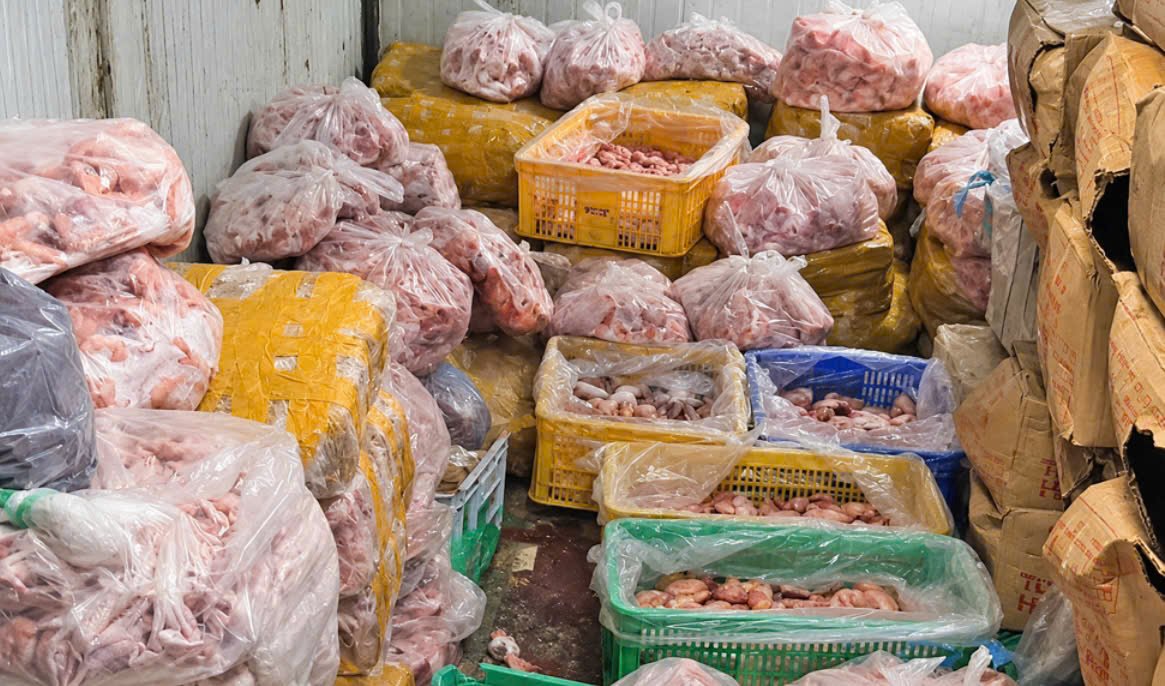 Hơn 5,6 tấn sản phẩm động vật được lưu trữ tại kho của cơ sở ở phường V&otilde; Cường tại thời điểm kiểm tra. (Ảnh: B&aacute;o Bắc Ninh TV)