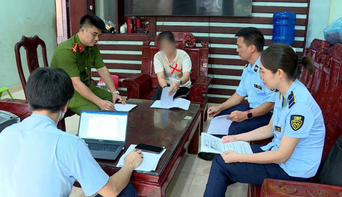 Lực lượng Quản l&yacute; thị trường lập bi&ecirc;n bản vi phạm h&agrave;nh ch&iacute;nh đối với chủ cơ sở kinh doanh. (Ảnh: B&aacute;o Bắc Ninh TV)