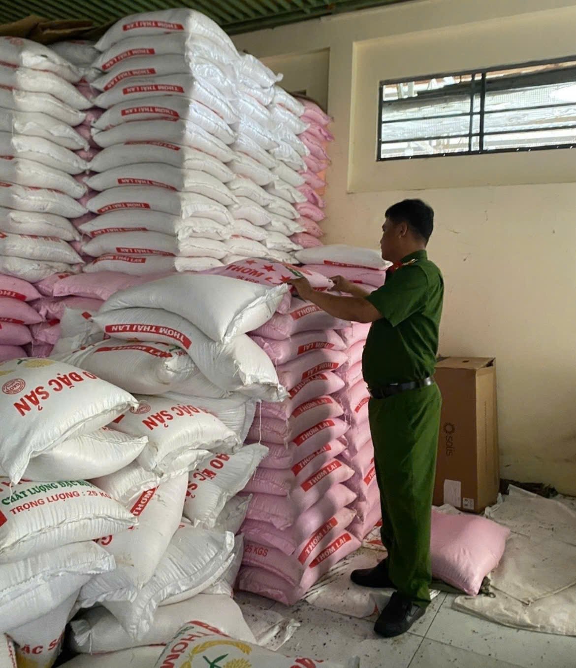 Qua kiểm tra, lực lượng chức năng x&aacute;c định 1.200 kg gạo tại cơ sở kh&ocirc;ng c&oacute; căn cứ x&aacute;c định nguồn gốc, xuất xứ theo quy định. (Ảnh: QLTT)