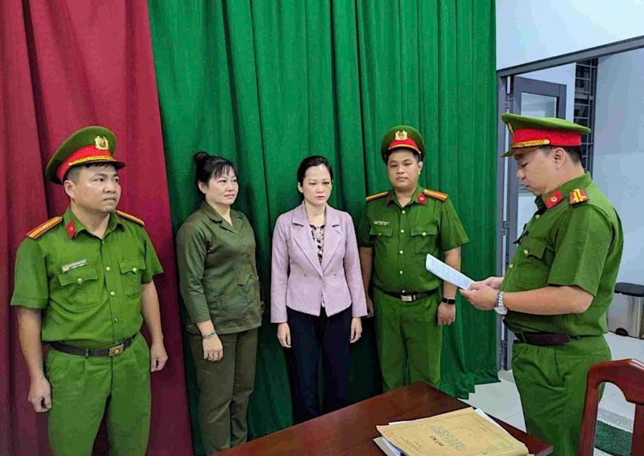 Chủ cơ sở nha khoa Tuyết Chinh thời điểm bị bắt. (Ảnh: C&ocirc;ng an TPHCM)