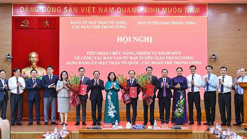C&aacute;c đồng ch&iacute; l&atilde;nh đạo Đảng ủy Mặt trận Tổ quốc, c&aacute;c đo&agrave;n thể Trung ương v&agrave; Ban Tuy&ecirc;n gi&aacute;o Trung ương tặng hoa ch&uacute;c mừng ba đồng ch&iacute; Ph&oacute; B&iacute; thư chuy&ecirc;n tr&aacute;ch Đảng ủy Mặt trận Tổ quốc, c&aacute;c đo&agrave;n thể Trung ương nhiệm kỳ 2025-2030. (Ảnh: MINH ĐỨC)