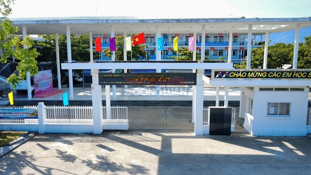 Trường Trung học cơ sở Đàm Quang Trung chuẩn bị khai giảng năm học mới. Ảnh: Hoàng Hữu Gia Bảo. Trường Trung học cơ sở Đàm Quang Trung chuẩn bị khai giảng năm học mới. Ảnh: Hoàng Hữu Gia Bảo.