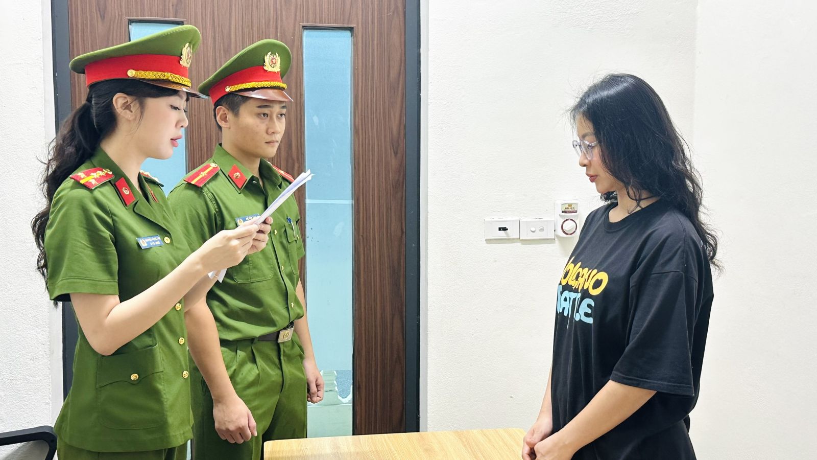 Tống đạt quyết định tố tụng đối với L&ecirc; Thị Thanh Hằng. Ảnh: C&ocirc;ng an Thanh H&oacute;a