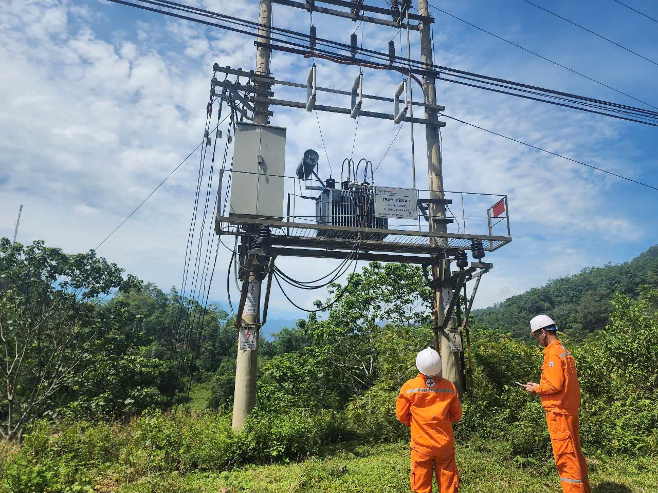 C&aacute;n bộ Điện lực Tuy&ecirc;n Quang kiểm tra hệ thống điện, g&oacute;p phần cung cấp điện an to&agrave;n, ổn định. Ảnh: pctuyenquang.npc.com.vn