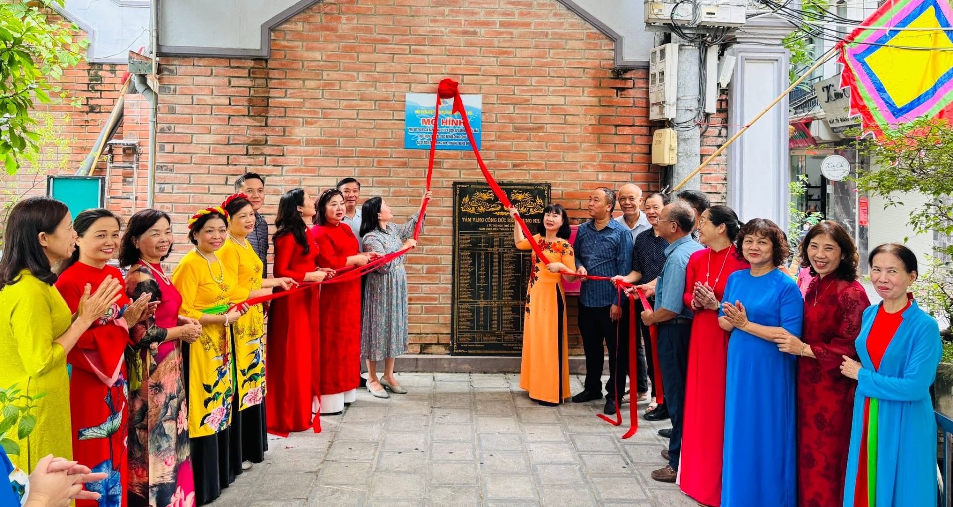 Các đại biểu thực hiện nghi thức gắn biển mô hình “Phụ nữ tham gia xây dựng di tích lịch sử kiểu mẫu thực hiện Quy tắc ứng xử nơi công cộng” tại Đền Trung Nha. Các đại biểu thực hiện nghi thức gắn biển mô hình “Phụ nữ tham gia xây dựng di tích lịch sử kiểu mẫu thực hiện Quy tắc ứng xử nơi công cộng” tại Đền Trung Nha.