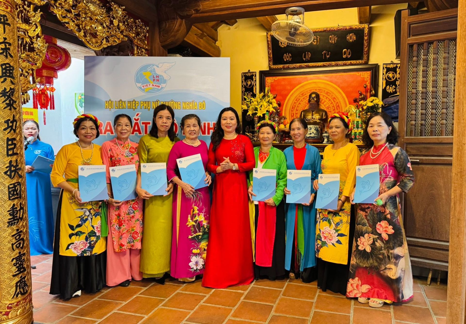 Hội LHPN phường Nghĩa Đô ra mắt Nhóm nòng cốt tuyên truyền thực hiện Quy tắc ứng xử tại nơi thờ tự. Hội LHPN phường Nghĩa Đô ra mắt Nhóm nòng cốt tuyên truyền thực hiện Quy tắc ứng xử tại nơi thờ tự.