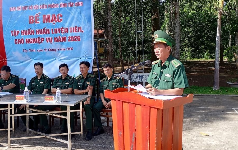 Thượng tá Lê Trọng Tình phát biểu kết luận và tuyên bố bế mạc Thượng tá Lê Trọng Tình phát biểu kết luận và tuyên bố bế mạc