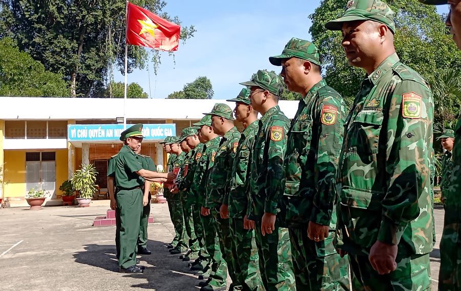 Thượng tá Lê Trọng Tình trao quyết định điều động Huấn luyện viên, Chó nghiệp vụ tăng cường các đơn vị trong BĐBP tỉnh Thượng tá Lê Trọng Tình trao quyết định điều động Huấn luyện viên, Chó nghiệp vụ tăng cường các đơn vị trong BĐBP tỉnh