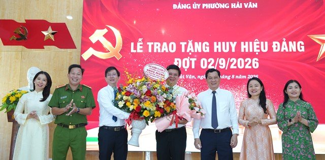 &Ocirc;ng Trần Phước Sơn, Uỷ vi&ecirc;n Ban Thường vụ Th&agrave;nh uỷ, Ph&oacute; Chủ tịch Thường trực HĐND TP.Đ&agrave; Nẵng c&ugrave;ng Ban Thường vụ Đảng uỷ phường Hải V&acirc;n tặng hoa ch&uacute;c mừng đồng ch&iacute; Nguyễn Th&uacute;c Dũng, Ph&oacute; B&iacute; thư Đảng uỷ, Chủ tịch UBND phường Hải V&acirc;n được vinh dự nhận Huy hiệu 30 năm tuổi Đảng.