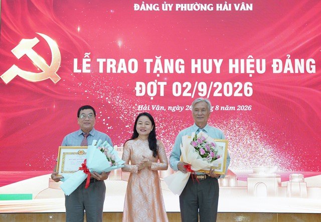 B&agrave; Phạm Thị Hồng Hạnh, Ph&oacute; B&iacute; thư Đảng uỷ phường Hải V&acirc;n trao tặng Huy hiệu 55 năm tuổi Đảng cho c&aacute;c Đảng vi&ecirc;n.