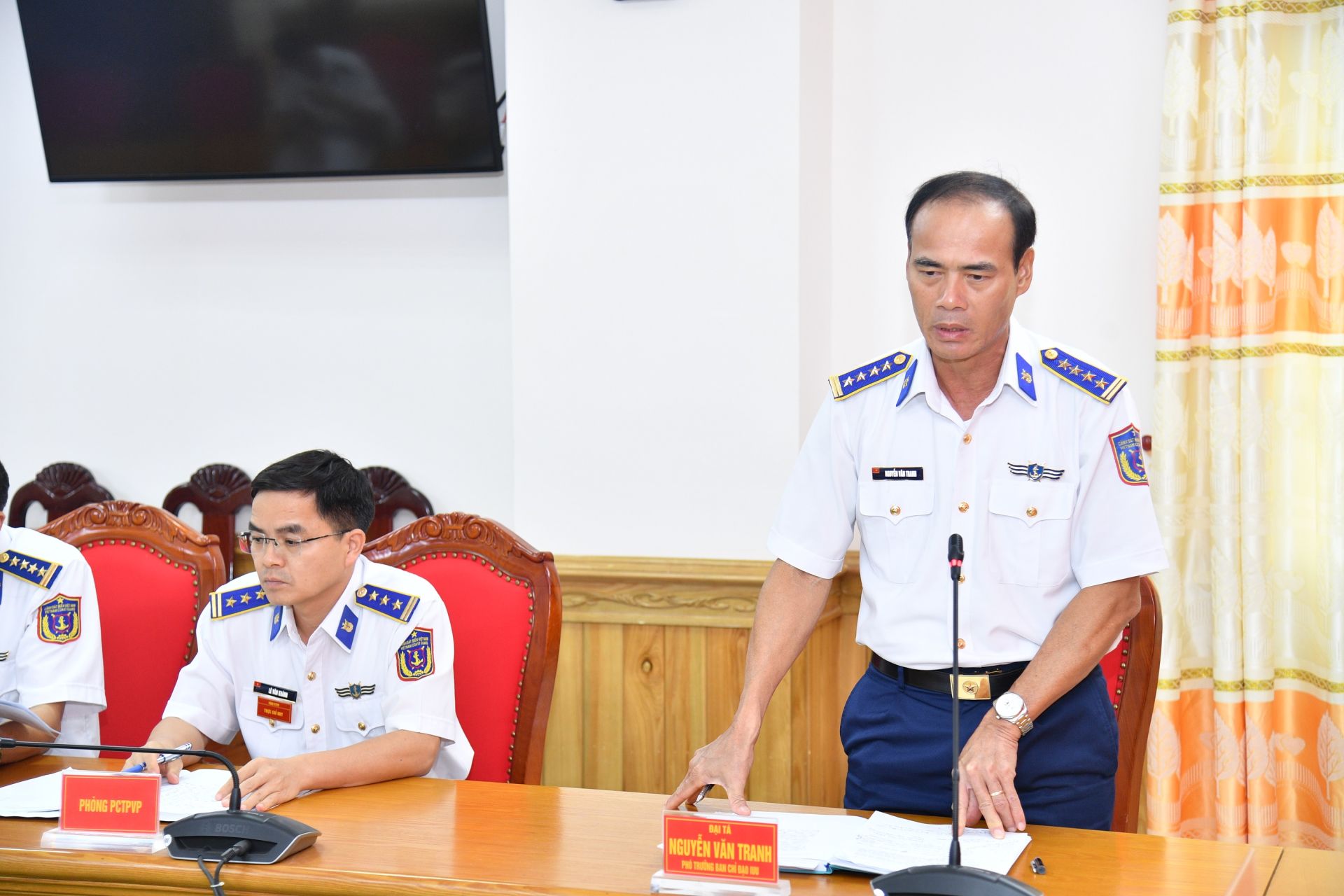 Đại t&aacute; Nguyễn Văn Tranh - Ph&oacute; Tư lệnh Ph&aacute;p luật Tư lệnh V&ugrave;ng Cảnh s&aacute;t biển 4 ph&aacute;t biểu &yacute; kiến tại hội nghị