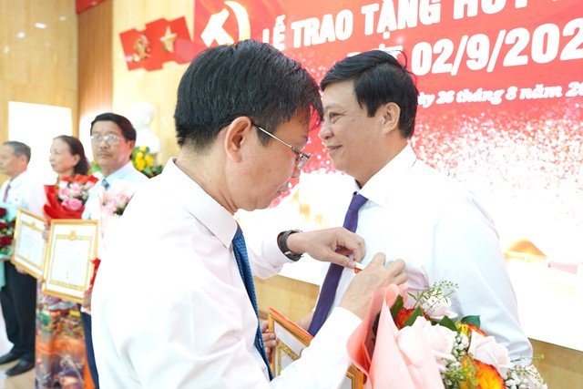 &Ocirc;ng Ho&agrave;ng Thanh Ho&agrave;, B&iacute; thư Đảng uỷ phường Hải V&acirc;n trao tặng Huy hiệu 30 năm tuổi Đảng cho &ocirc;ng Nguyễn Th&uacute;c Dũng, Ph&oacute; B&iacute; thư Đảng uỷ, Chủ tịch UBND phường Hải V&acirc;n.