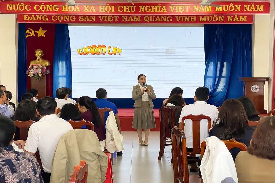 Bà Phạm Đặng Mai Linh, Chuyên viên Phòng Kế hoạch Tài chính, Sở Giáo dục và Đào tạo báo cáo nội dung tập huấn. Bà Phạm Đặng Mai Linh, Chuyên viên Phòng Kế hoạch Tài chính, Sở Giáo dục và Đào tạo báo cáo nội dung tập huấn.