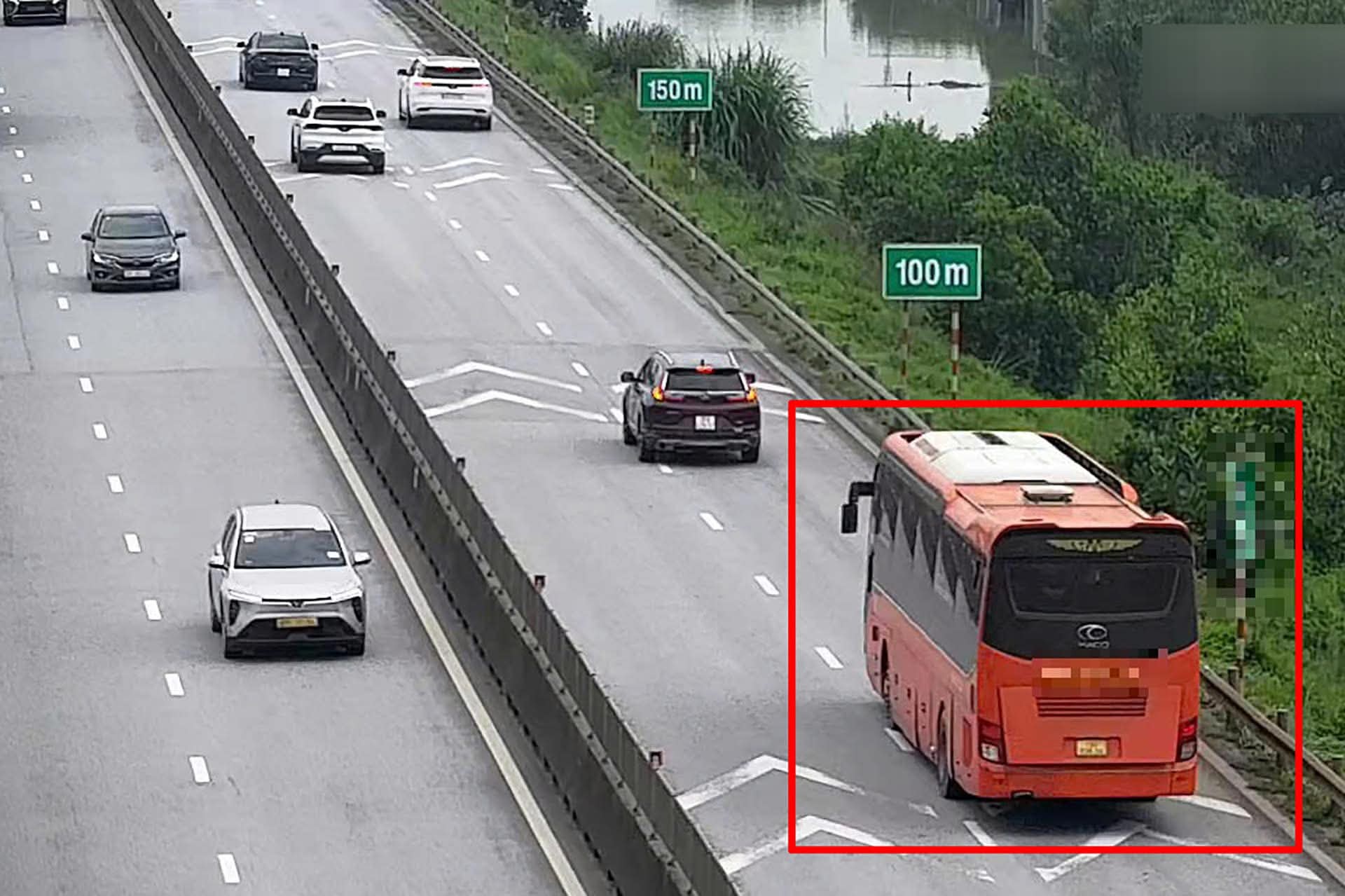 Xử phạt 2 trường hợp kh&ocirc;ng giữ khoảng c&aacute;ch an to&agrave;n tr&ecirc;n cao tốc