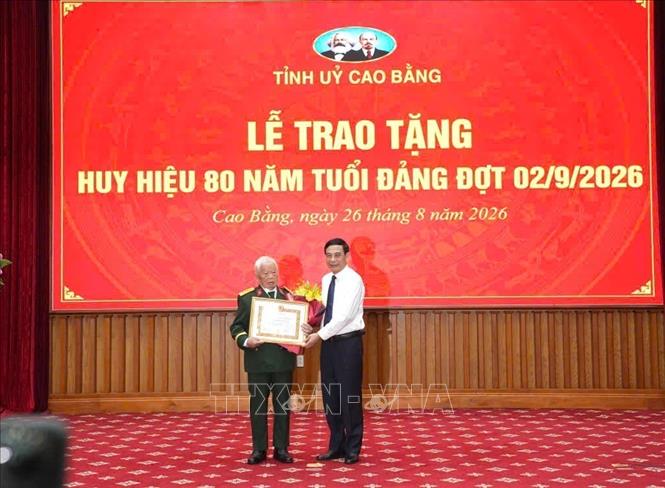 Đại tướng Phan Văn Giang trao tặng Huy hiệu 80 năm tuổi Đảng cho đồng chí Nguyễn Khánh Trung. Ảnh: Chu Hiệu/TTXVN Đại tướng Phan Văn Giang trao tặng Huy hiệu 80 năm tuổi Đảng cho đồng chí Nguyễn Khánh Trung. Ảnh: Chu Hiệu/TTXVN
