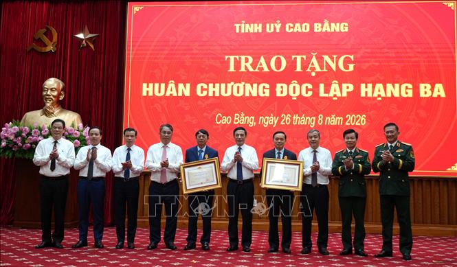 Đại tướng Phan Văn Giang và lãnh đạo Tỉnh ủy Cao Bằng chúc mừng các cá nhân được trao Huân chương Độc lập hạng Ba. Ảnh: Chu Hiệu/TTXVN Đại tướng Phan Văn Giang và lãnh đạo Tỉnh ủy Cao Bằng chúc mừng các cá nhân được trao Huân chương Độc lập hạng Ba. Ảnh: Chu Hiệu/TTXVN