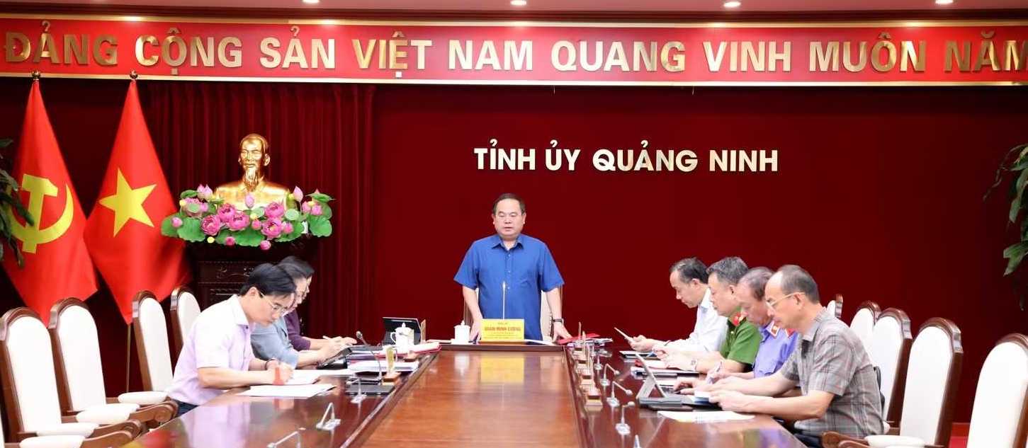 &Ocirc;ng Quản Minh Cường, Ủy vi&ecirc;n Trung ương Đảng, B&iacute; thư Tỉnh ủy, Trưởng Đo&agrave;n ĐBQH tỉnh, Trưởng Ban Chỉ đạo ph&ograve;ng, chống tham nhũng, l&atilde;ng ph&iacute;, ti&ecirc;u cực tỉnh Quảng Ninh chủ tr&igrave; cuộc họp