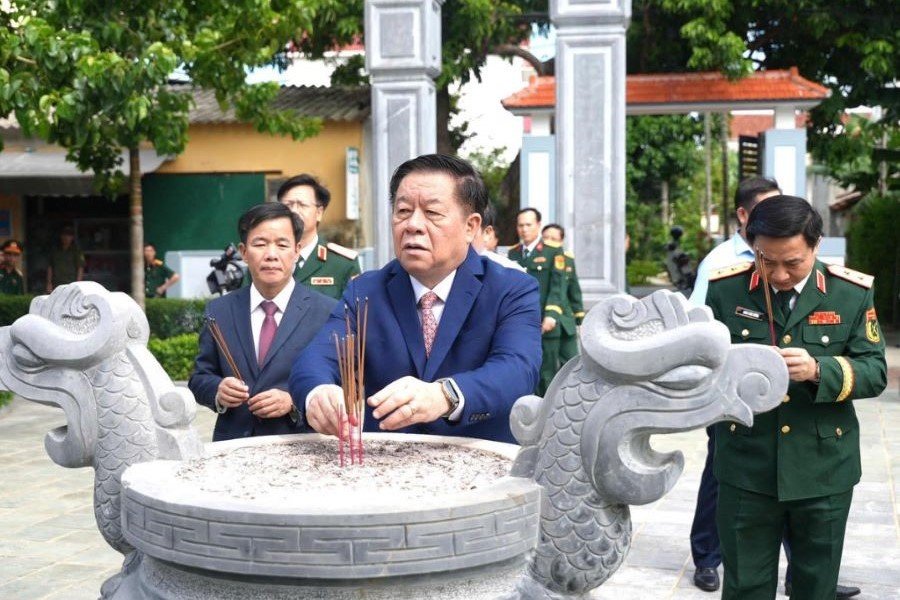 Đại tướng Nguyễn Trọng Nghĩa, Chủ nhiệm Tổng cục Ch&iacute;nh trị Qu&acirc;n đội Nh&acirc;n d&acirc;n Việt Nam d&acirc;ng hương tại Nh&agrave; tưởng niệm Đại tướng V&otilde; Nguy&ecirc;n Gi&aacute;p