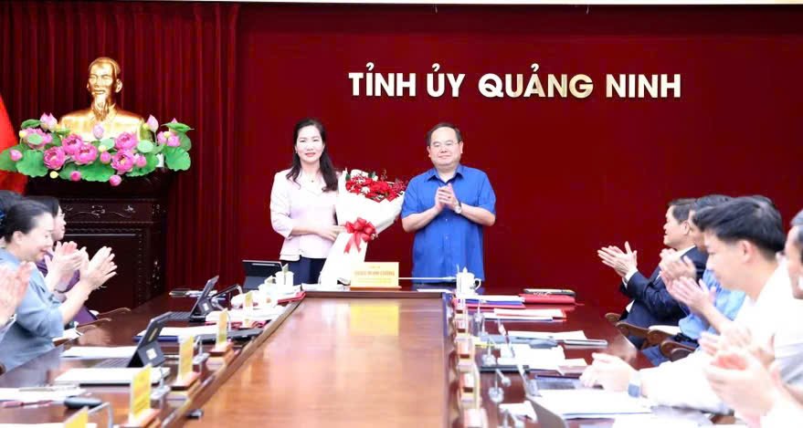 Ông Quản Minh Cường, Ủy viên Trung ương Đảng, Bí thư Tỉnh ủy, Trưởng Đoàn ĐBQH tỉnh Quảng Ninh, tặng hoa chúc mừng bà Nguyễn Thị Hạnh, Ủy viên Ban Thường vụ, Trưởng Ban Tuyên giáo Tỉnh ủy Ông Quản Minh Cường, Ủy viên Trung ương Đảng, Bí thư Tỉnh ủy, Trưởng Đoàn ĐBQH tỉnh Quảng Ninh, tặng hoa chúc mừng bà Nguyễn Thị Hạnh, Ủy viên Ban Thường vụ, Trưởng Ban Tuyên giáo Tỉnh ủy