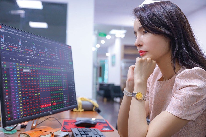 VN-Index rung lắc khi tiến s&aacute;t mốc 1.800 điểm, trong khi thanh khoản cải thiện v&agrave; khối ngoại duy tr&igrave; mua r&ograve;ng tiếp tục hỗ trợ t&acirc;m l&yacute; thị trường.