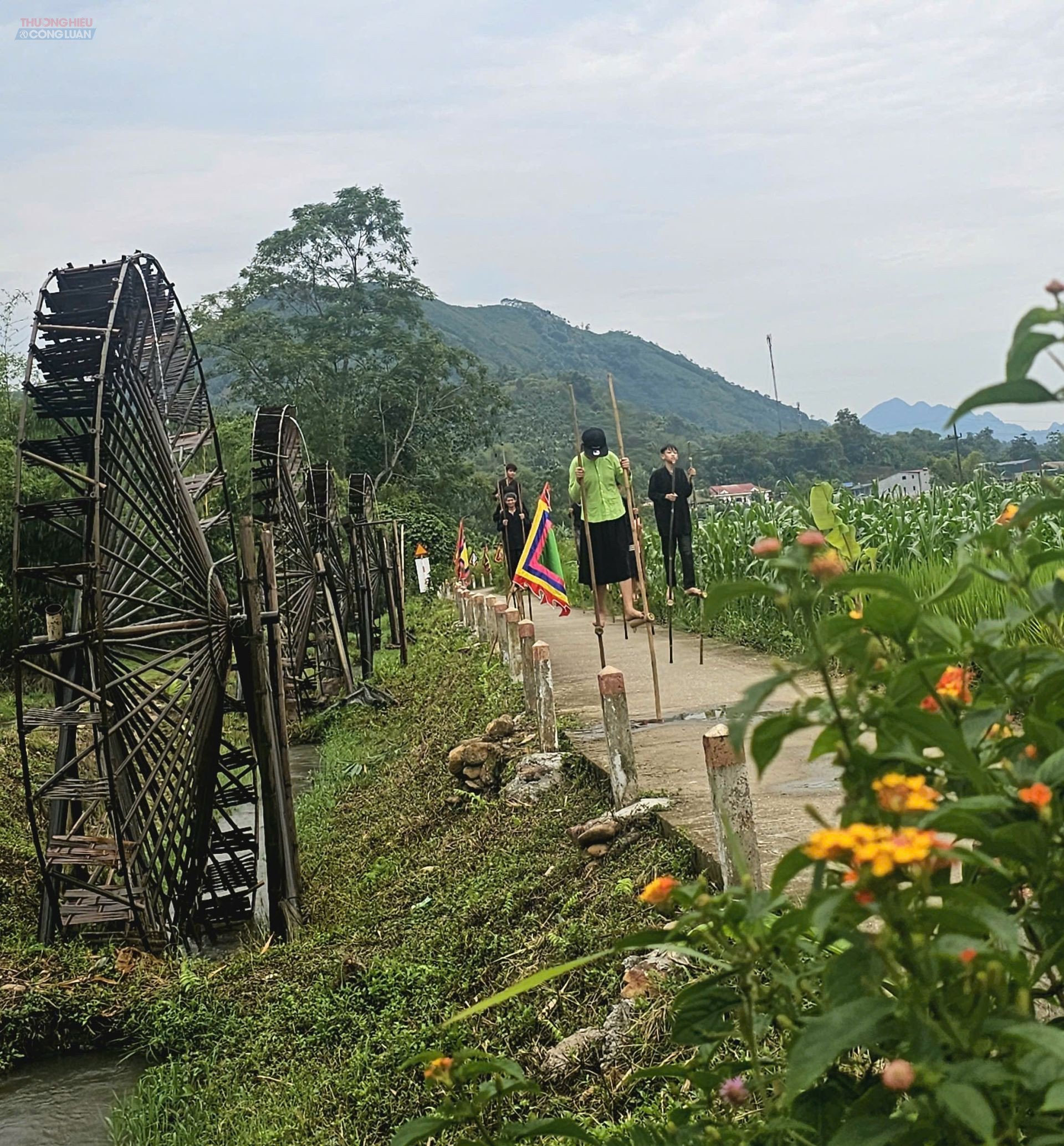 Đến với Nghĩa Đô - du khách có thể trực tiếp trải nghiệm hoạt động đi cà kheo và ngắm những cọn nước bên dòng suối Đến với Nghĩa Đô - du khách có thể trực tiếp trải nghiệm hoạt động đi cà kheo và ngắm những cọn nước bên dòng suối