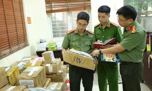 C&ocirc;ng an kiểm tra s&aacute;ch giả.