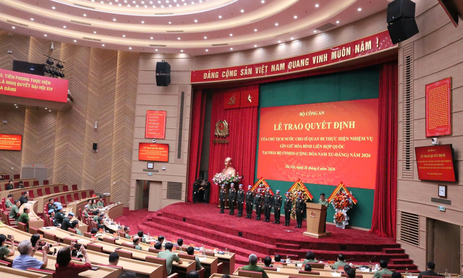 C&ocirc;ng bố Quyết định của Chủ tịch nước.