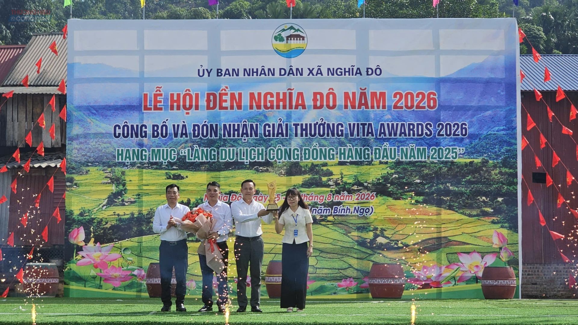 Bà Trần Xuân Huệ - Phó Giám đốc Sở Văn hóa, Thể thao và Du lịch tỉnh Lào Cai traogiải thưởng Du lịch Việt Nam - VITA Awards 2026, hạng mục “Làng du lịch cộng đồng hàng đầu năm 2025” cho lãnh đạo xã Nghĩa Đô. Bà Trần Xuân Huệ - Phó Giám đốc Sở Văn hóa, Thể thao và Du lịch tỉnh Lào Cai traogiải thưởng Du lịch Việt Nam - VITA Awards 2026, hạng mục “Làng du lịch cộng đồng hàng đầu năm 2025” cho lãnh đạo xã Nghĩa Đô.