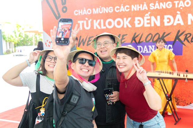 Các nhà sáng tạo nội dung lưu lại những khoảnh khắc đẹp trong hành trình khám phá Đà Nẵng. Ảnh: Sở Văn hóa, Thể thao và Du lịch Đà Nẵng Các nhà sáng tạo nội dung lưu lại những khoảnh khắc đẹp trong hành trình khám phá Đà Nẵng. Ảnh: Sở Văn hóa, Thể thao và Du lịch Đà Nẵng