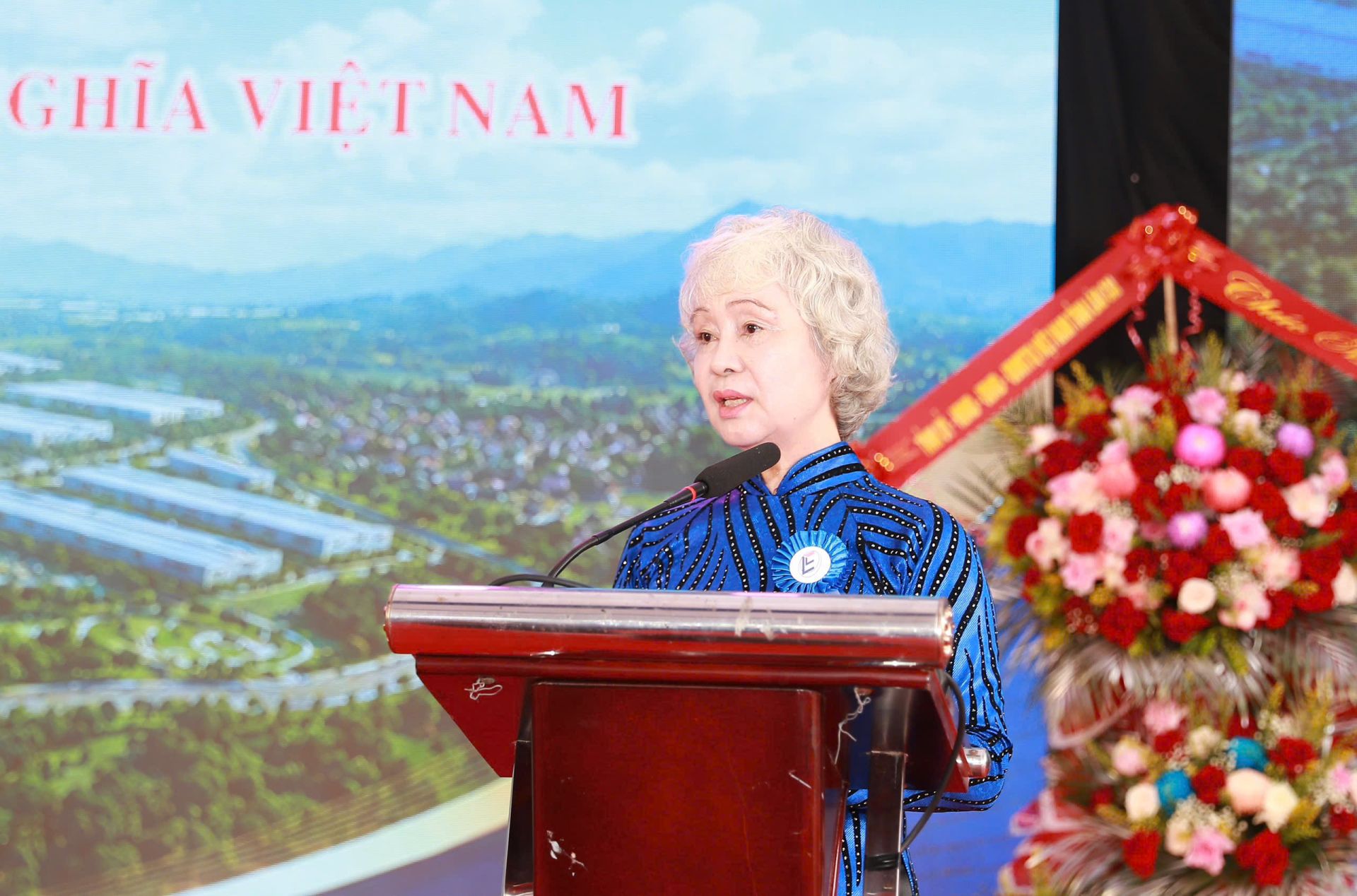 Giám đốc Công ty Cổ phần Công nghiệp Linh Linh Lương Thị Lợi - phát biểu tại lễ khởi công Giám đốc Công ty Cổ phần Công nghiệp Linh Linh Lương Thị Lợi - phát biểu tại lễ khởi công
