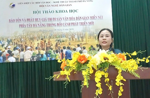 Nhà nghiên cứu Đinh Thị Trang - Phó Chủ tịch Liên hiệp các Hội Văn học Nghệ thuật TP. Đà Nẵng, Chủ tịch Hội Văn nghệ dân gian TP. Đà Nẵng báo cáo đề dẫn Hội thảo. Nhà nghiên cứu Đinh Thị Trang - Phó Chủ tịch Liên hiệp các Hội Văn học Nghệ thuật TP. Đà Nẵng, Chủ tịch Hội Văn nghệ dân gian TP. Đà Nẵng báo cáo đề dẫn Hội thảo.