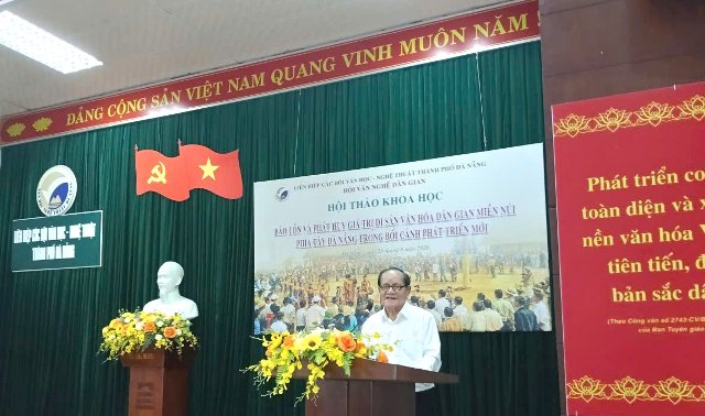 Nhà nghiên cứu, nhà văn Nguyễn Văn Bổn (bút danh Tần Hoài Dạ Vũ), Hội Văn nghệ dân gian Đà Nẵng phát biểu tham luận tại Hội thảo. Nhà nghiên cứu, nhà văn Nguyễn Văn Bổn (bút danh Tần Hoài Dạ Vũ), Hội Văn nghệ dân gian Đà Nẵng phát biểu tham luận tại Hội thảo.