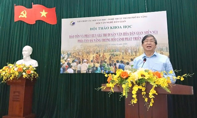Nhà nghiên cứu Bùi Văn Tiếng, nguyên Trưởng Ban Tổ chức Thành ủy Đà Nẵng), Hội viên Hội Văn nghệ dân gian Đà Nẵng phát biểu tham luận tại Hội thảo. Nhà nghiên cứu Bùi Văn Tiếng, nguyên Trưởng Ban Tổ chức Thành ủy Đà Nẵng), Hội viên Hội Văn nghệ dân gian Đà Nẵng phát biểu tham luận tại Hội thảo.