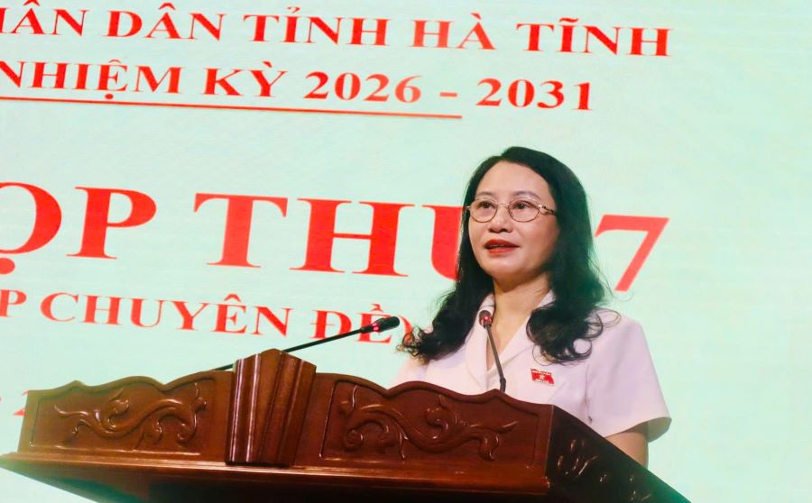 Trưởng Ban Ph&aacute;p chế HĐND tỉnh H&agrave; Tĩnh Nguyễn Thị Nhuần tr&igrave;nh b&agrave;y tờ tr&igrave;nh của Thường trực HĐND tỉnh về việc đề nghị th&agrave;nh lập Đo&agrave;n gi&aacute;m s&aacute;t chuy&ecirc;n đề của HĐND tỉnh