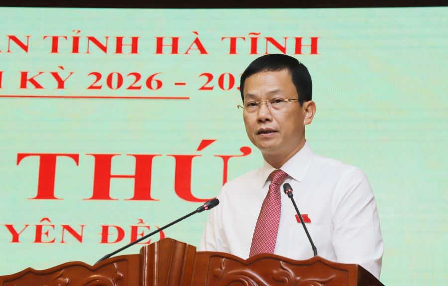 Ph&oacute; Chủ tịch UBND tỉnh H&agrave; Tĩnh Nguyễn Trọng Hiếu tr&igrave;nh b&agrave;y tờ tr&igrave;nh của UBND tỉnh về dự kiến ​​kế hoạch đầu tư c&ocirc;ng lập nguồn ng&acirc;n s&aacute;ch nh&agrave; nước giai đoạn 2026 - 2030