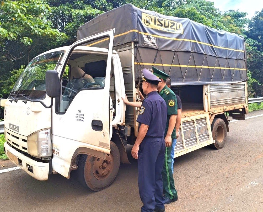C&ocirc;ng chức Hải quan cửa khẩu Buprăng phối hợp kiểm tra phương tiện xuất nhập cảnh. Ảnh: kv13.customs.gov.vn