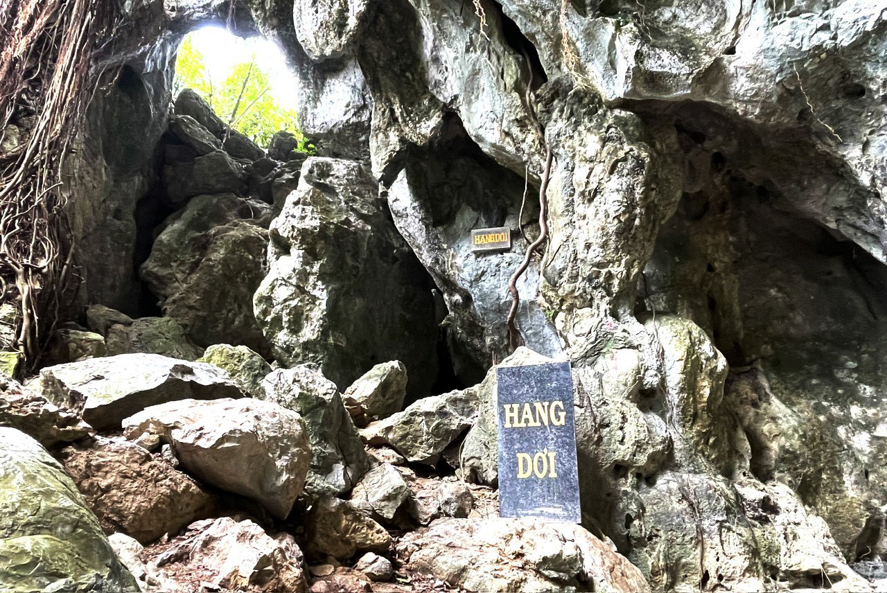 Hang Dơi- N&uacute;i Đ&aacute; Dựng