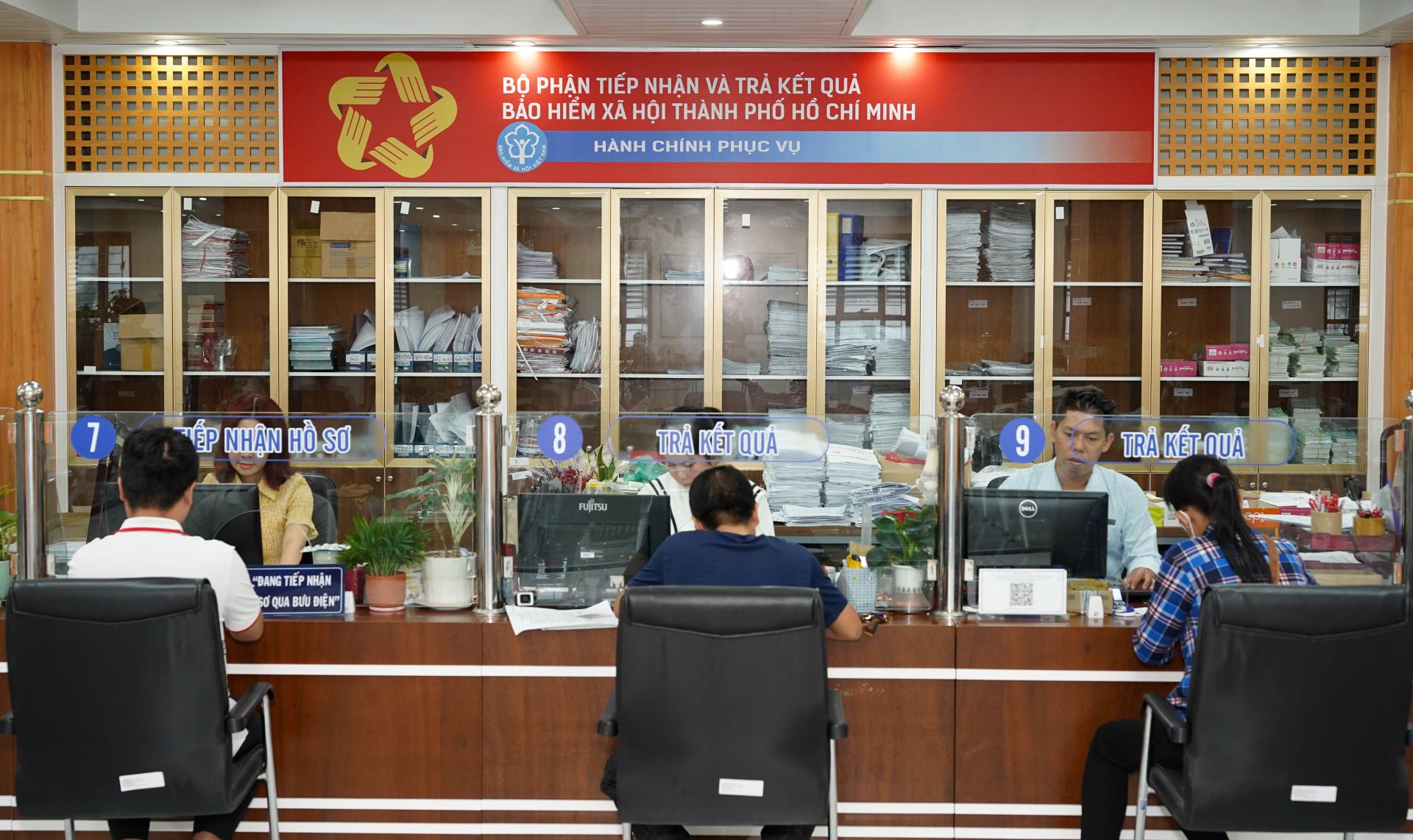 Người dân thực hiện thủ tục giải quyết chế độ BHXH tại cơ quan BHXH. Ảnh minh họa. Người dân thực hiện thủ tục giải quyết chế độ BHXH tại cơ quan BHXH. Ảnh minh họa.