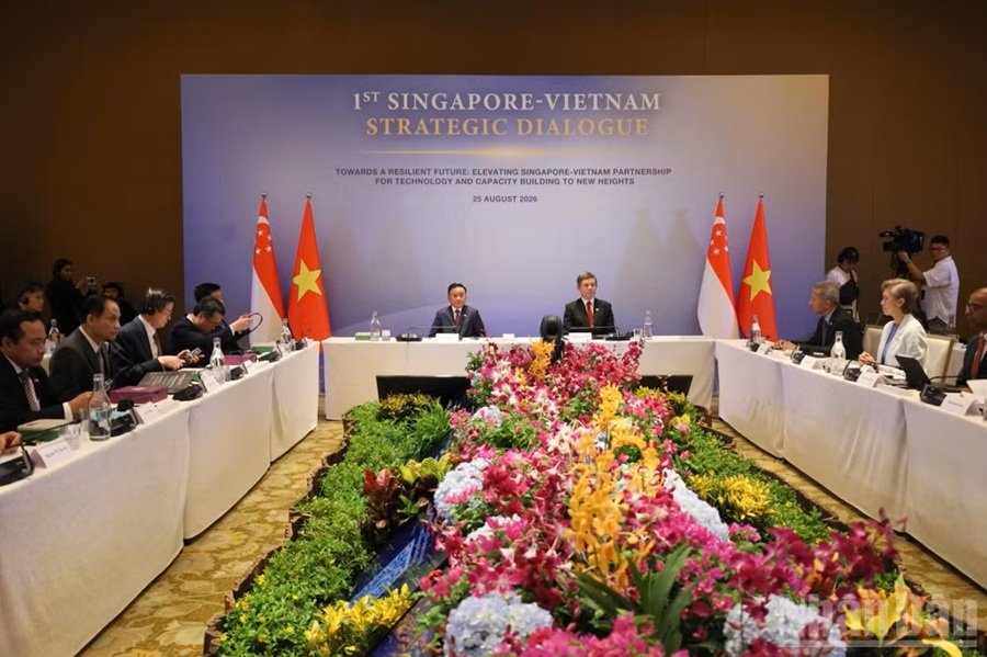Thường trực Ban B&iacute; thư Trần Cẩm T&uacute; v&agrave; Ph&oacute; Tổng Thư k&yacute; Đảng H&agrave;nh động Nh&acirc;n d&acirc;n Singapore Chan Chun Sing đồng chủ tr&igrave; Đối thoại Chiến lược Việt Nam-Singapore lần thứ nhất.