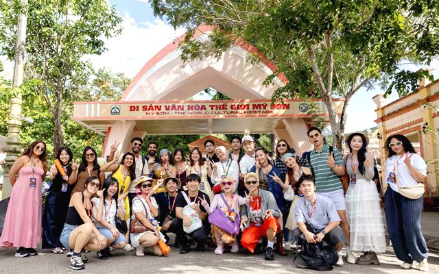 Các nhà sáng tạo nội dung tham quan Khu đền tháp Mỹ Sơn. Các nhà sáng tạo nội dung tham quan Khu đền tháp Mỹ Sơn.