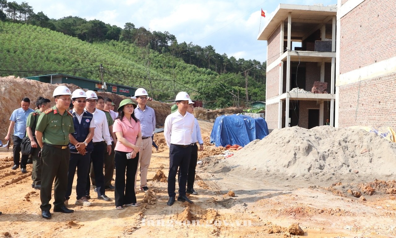Đồng chí Trần Thanh Nhàn, Phó Chủ tịch UBND tỉnh kiểm tra tiến độ triển khai Dự án Trường Phổ thông nội trú liên cấp TH&THCS Mẫu Sơn (tháng 5/2026) Đồng chí Trần Thanh Nhàn, Phó Chủ tịch UBND tỉnh kiểm tra tiến độ triển khai Dự án Trường Phổ thông nội trú liên cấp TH&THCS Mẫu Sơn (tháng 5/2026)